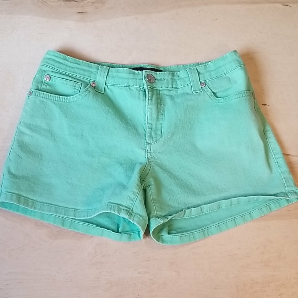 3/$10Shorts by Nine West size 6 /28 Mint Green